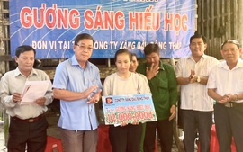 Đồng Tháp: Trao học bổng Gương sáng hiếu học tặng sinh viên Hồ Thị Ngọc Trinh