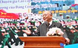 Giáo sư Hoàng Chí Bảo kể chuyện Bác Hồ cho 2.000 học sinh trung học phổ thông Hà Nội