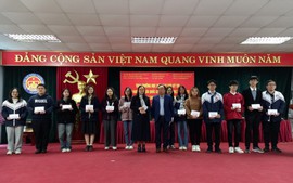 Hội Khuyến học tỉnh Hà Nam trao 200 triệu đồng học bổng, khen thưởng học sinh và giáo viên