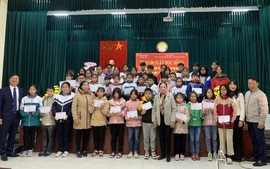 Nam Định: Trao 50 suất học bổng "Tiếp bước em tới trường" tặng học sinh vượt khó, hiếu học