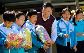 Hội Khuyến học tỉnh Lâm Đồng trao hơn 500 phần quà Tết tặng học sinh khuyết tật, học sinh có hoàn cảnh khó khăn