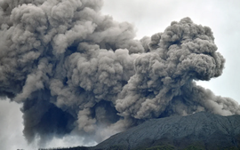 Phun trào núi lửa ở Indonesia khiến 11 người thiệt mạng
