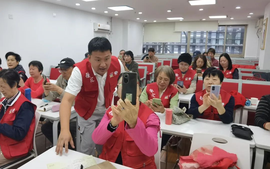 Trường học cộng đồng mở lớp dạy sử dụng điện thoại thông minh cho người già ở Trung Quốc