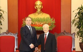 Tổng Bí thư Nguyễn Phú Trọng tặng Thủ tướng Belarus Roman Golovchenko cuốn sách về ngoại giao Việt Nam