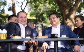 Hai Thủ tướng Việt Nam và Belarus thưởng thức cà phê bên Cột Cờ Hà Nội