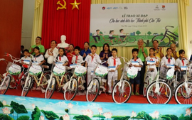 Trao 50 chiếc xe đạp, học bổng tặng học sinh vượt khó, học tốt của thành phố Cần Thơ