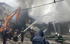 Cháy lớn tại chợ Tam Bạc: Nhiều tiểu thương bất lực nhìn ngọn lửa thiêu rụi tài sản