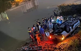 Quảng Ninh: Ô tô húc tung lan can cầu Ka Long rơi xuống sông, 3 người thương vong