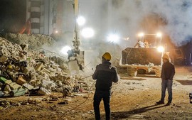 Kỳ diệu tại Thổ Nhĩ Kỳ: cứu nạn nhân còn sống sau 296 giờ mắc kẹt