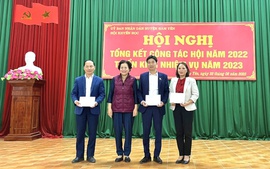 Hội Khuyến học tỉnh Tuyên Quang hỗ trợ gia đình học sinh bị cháy nhà