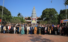Hà Nội: Bạn bè quốc tế du xuân vãn cảnh chùa, trải nghiệm văn hóa làng nghề