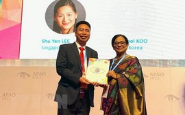Bác sĩ Nguyễn Viết Giáp nhận Giải thưởng Cống hiến xuất sắc về phòng, chống mù loà Châu Á - Thái Bình Dương
