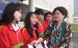 Hội Khuyến học tỉnh Phú Thọ “thưởng nóng” 50 triệu đồng tặng đội tuyển tham gia thi Olympic quốc tế