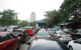 Hà Nội chỉ còn 7 trung tâm đăng kiểm hoạt động, lượng xe đổ về Vĩnh Phúc kiểm định gây quá tải