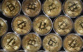 Giá vàng, giá dầu ổn định, bitcoin bật tăng mạnh