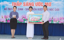 Đồng Tháp: Trao học bổng "Thắp sáng ước mơ" tặng học sinh Ngô Thị Kiều Oanh