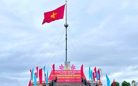 Lễ thượng cờ "Thống nhất non sông" tại Di tích quốc gia đặc biệt Đôi bờ Hiền Lương - Bến Hải
