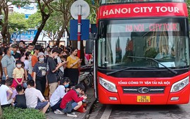 Hà Nội: Đông nghịt người xếp hàng trải nghiệm City tour miễn phí
