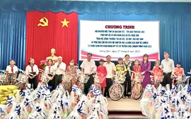 Hội Khuyến học tỉnh Bạc Liêu tặng quà đồng bào dân tộc Khmer dịp Tết Chôl Chnăm Thmây 2023