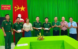 Đoàn công tác Hội Nhà báo Hà Nội tặng quà Mẹ Việt Nam anh hùng, tặng học bổng cho học sinh tại Kiên Giang