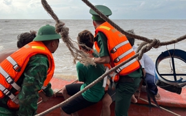Cà Mau: Đồn Biên phòng Cái Đôi Vàm cứu hộ kịp thời 2 ngư dân gặp nạn trên biển