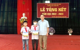 Hội Khuyến học tỉnh Yên Bái hỗ trợ cho học sinh có hoàn cảnh khó khăn tại Văn Chấn