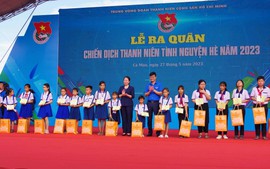 Phó Chủ tịch nước Võ Thị Ánh Xuân chủ trì Lễ chào cờ chủ quyền tại Cà Mau và Thanh niên tình nguyện Hè 2023