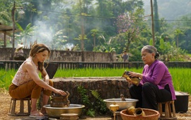 Phim "A Tourist's Guide to Love" quay ở Việt Nam lọt top 10 phim thịnh hành nhất thế giới
