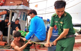 Cà Mau: Kịp thời hỗ trợ ngư dân gặp nạn trên biển