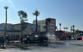 Hải Phòng: Xe ô tô 16 chỗ bốc cháy dữ dội trên đường phố