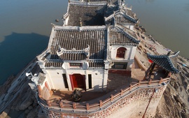 Độc đáo Quan Âm Các - ngôi chùa đứng vững giữa lòng sông hơn 700 năm bất chấp mưa lũ
