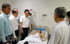 Phó Thủ tướng Chính phủ Trần Lưu Quang thăm các nạn nhân vụ tấn công trụ sở Ủy ban nhân dân xã tại Đắk Lắk