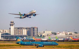 Mới chớm cao điểm hè, sân bay Tân Sơn Nhất đã quá tải