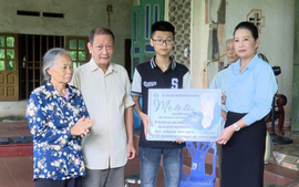 Phú Thọ: Bí thư Huyện ủy Thanh Ba nhận đỡ đầu học sinh có hoàn cảnh đặc biệt khó khăn
