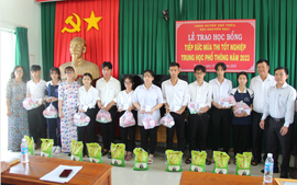 Trao học bổng Tiếp sức mùa thi năm 2023 tặng học sinh huyện Thủ Thừa, tỉnh Long An