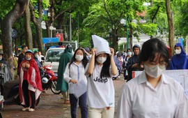 Hà Nội: Sĩ tử "đội mưa" đi thi tốt nghiệp trung học phổ thông
