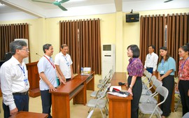 Bộ trưởng Nguyễn Kim Sơn động viên thí sinh, giáo viên dự kỳ thi tốt nghiệp trung học phổ thông