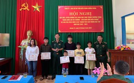 Quảng Trị: Tuyên dương học sinh trong chương trình "Nâng bước em tới trường – Con nuôi đồn biên phòng"