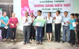Đồng Tháp: Trao học bổng "Gương sáng hiếu học" tặng sinh viên Phạm Hoàng Giang