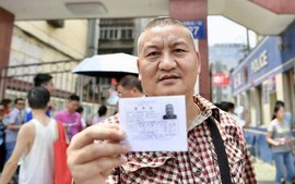 Liang Shi - người đàn ông Trung Quốc 56 tuổi, thi đại học lần thứ 27