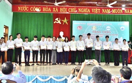 Quảng Nam: Trao học bổng tặng hơn 100 học sinh vượt khó, hiếu học