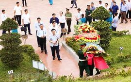 Chủ tịch Quốc hội Vương Đình Huệ dâng hương tưởng niệm các liệt sĩ tại Quảng Trị