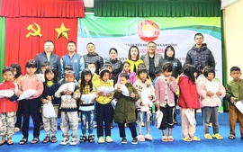 Lâm Đồng: Trao sách vở và học bổng tặng học sinh dân tộc thiểu số