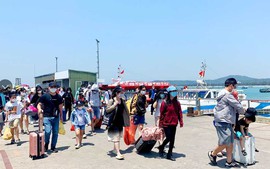 Quảng Ninh: Từ 15 giờ hôm nay, tạm ngừng cấp phép cho phương tiện thủy ra khơi