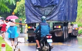 Lào Cai: Xe máy va chạm xe đầu kéo làm 2 người tử vong tại chỗ
