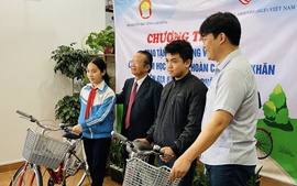 Lâm Đồng: Trao học bổng tặng học sinh khiếm thị và học sinh hoàn cảnh khó khăn