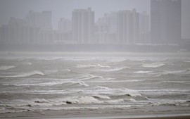 Bão DOKSURI đổ bộ vào tỉnh Phúc Kiến, Trung Quốc gia hạn cảnh báo bão nghiêm trọng nhất