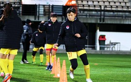 Đội tuyển nữ Việt Nam tập luyện tại New Zealand với áo rét