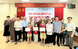 Nam Định: Trao học bổng đỡ đầu 5 học sinh mồ côi cha mẹ