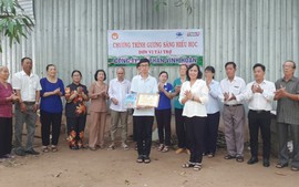 Đồng Tháp: Trao học bổng "Gương sáng hiếu học" tặng sinh viên Võ Tấn Lực